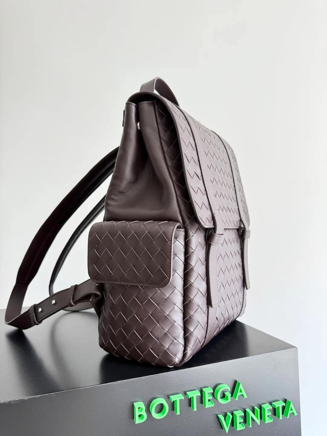 Batch 2560 Bottega Veneta's new Back To School backpack uses the iconic Intrecciato weaving leather process. Craftsmen use fine soft calfskin to weave it by hand. The weaving is tight and regular, and the texture is three-dimensional. The luster of the leather is super high-end, and the woven design of two different leathers creates a unique sense of layering. The flip-open design is equipped with two external flap pockets. It is super versatile whether it is for work, travel or daily life, and the capacity is also very practical.  The Back-To-School backpack is lighter than previous backpacks, and the space is large but not bulky. There are compartments for laptops and documents on the inner layer. The style is personalized, and it looks good and is easy to match. Carrying this backpack will double your chances of returning! Style number: 805971 Size: 39*31*14cm